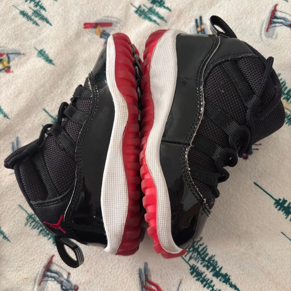 Air Jordan Retro 11 TD ‘Bred’ - Picture 2 of 5